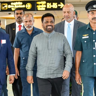 මාලදිවයින පිටත්වීම